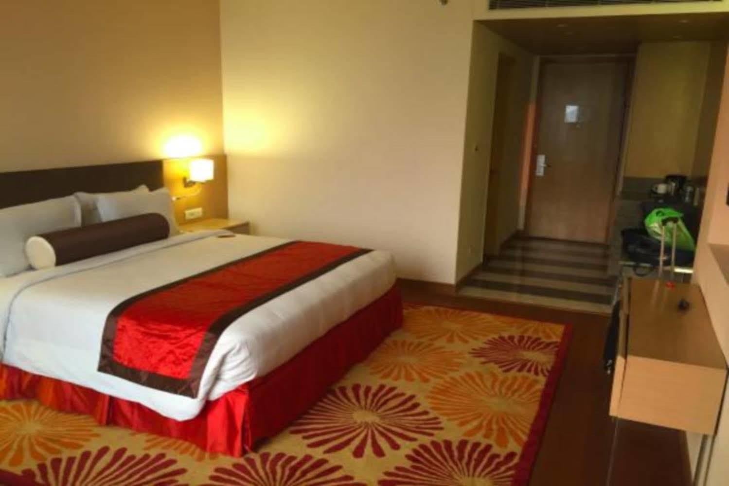 Country Inn & Suites By Radisson, Meerut Exterior photo