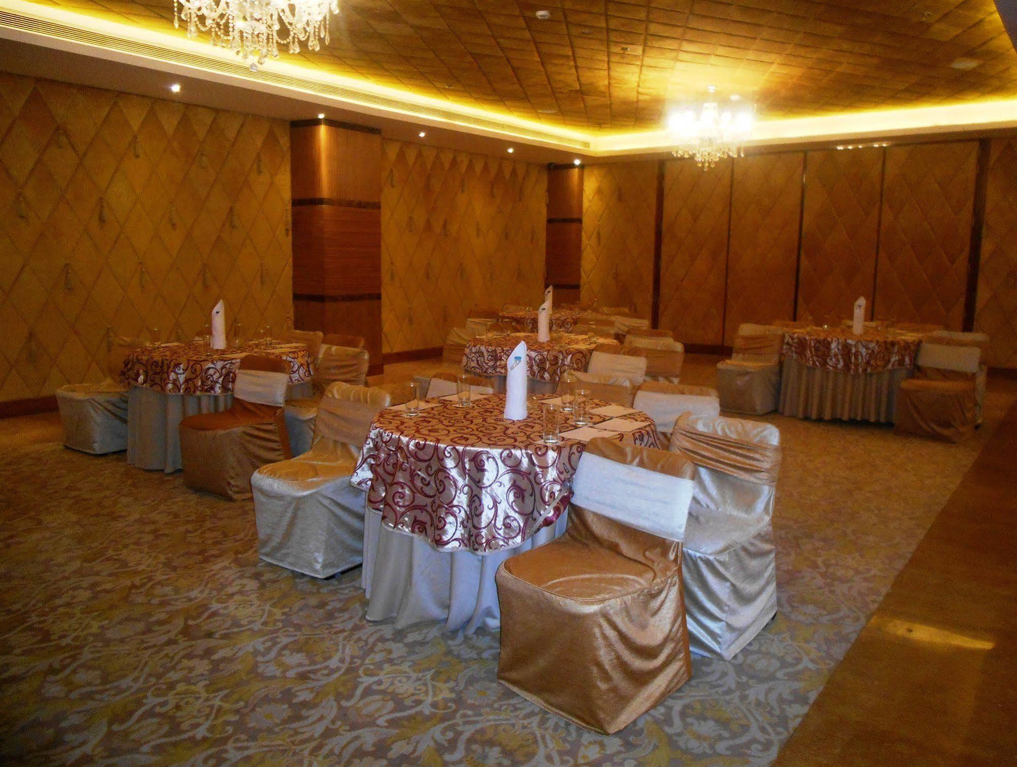 Country Inn & Suites By Radisson, Meerut Exterior photo